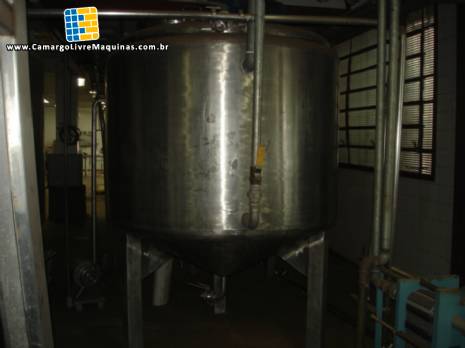 Tanque com capacidade para 1900 litros