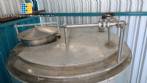 Tanque em inox isolado para 7.500 L com agitao