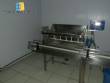 Envasadora linear 14 bicos com rinser e rosqueadora de tampas Aplim�quinas