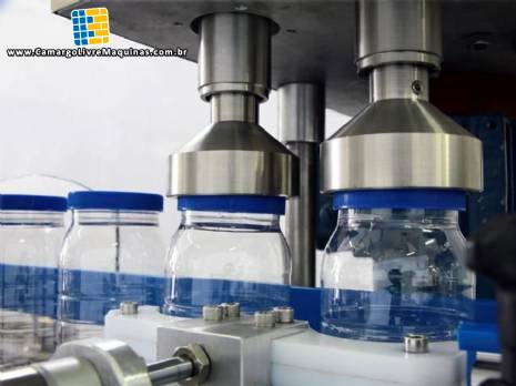 Envasadora para embalagens r�gidas