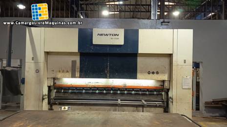 Prensa dobradeira hidr�ulica CNC Newton 175 toneladas para dobrar chapas de at� 3.050 mm