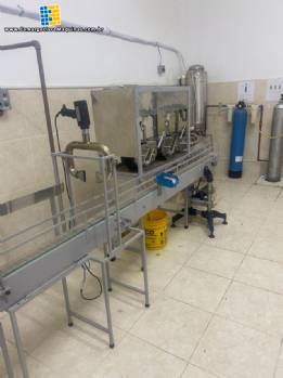 Linha para envase de bebibas carbonatadas �gua com g�s envasadora com lacre termoencolh�vel