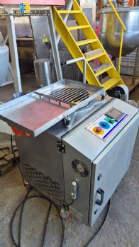 Temperadeira em inox para chocolate com mesa vibrat�ria 100 kg / h Hebleimar