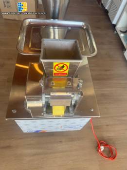 Formadora e recheadora automática de salgados pastéis bolinhos, empanadas Dingchang Machine TDM 80 Formadora e recheadora automática de salgados pastéis bolinhos, empanadas Dingchang Machine TDM 80